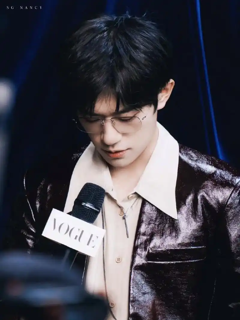 易烊千玺眼镜杀!狠狠爱住!易烊千玺又着戴lindberg林德 - 抖音