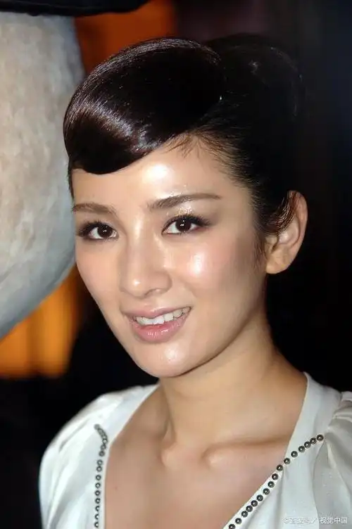 女星黄奕被点名批评!私自拿美术馆展品拍照,翻车后悄悄删除照片