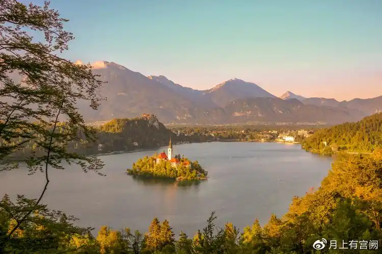 晚霞中的布莱德湖心小岛