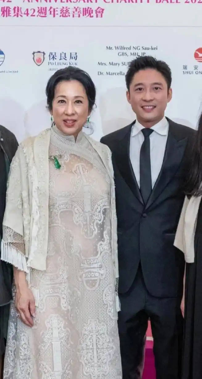 非常抢镜,和儿子霍启山同框,霍启山还没有女朋友,朱玲玲很为他担心