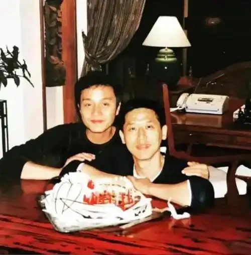 没同居,没代孕,没孩子,已搬离哥哥故居|唐鹤德|张国荣|男朋友_新浪