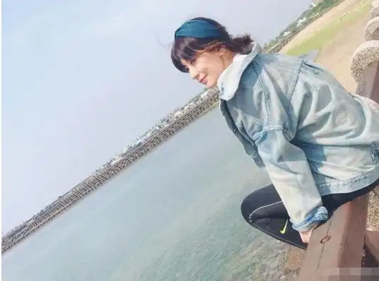 贾静雯海边晒照比v字嘟嘴卖萌老公和女儿意外抢镜