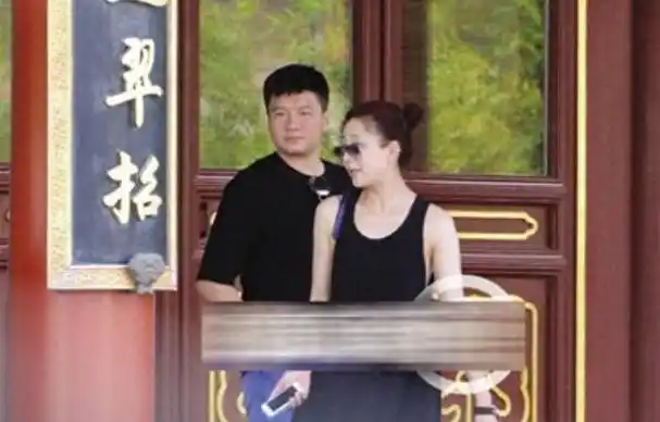 李金羽同样是个不一般的人物,他担任着足球教练一职,并且在外貌方面