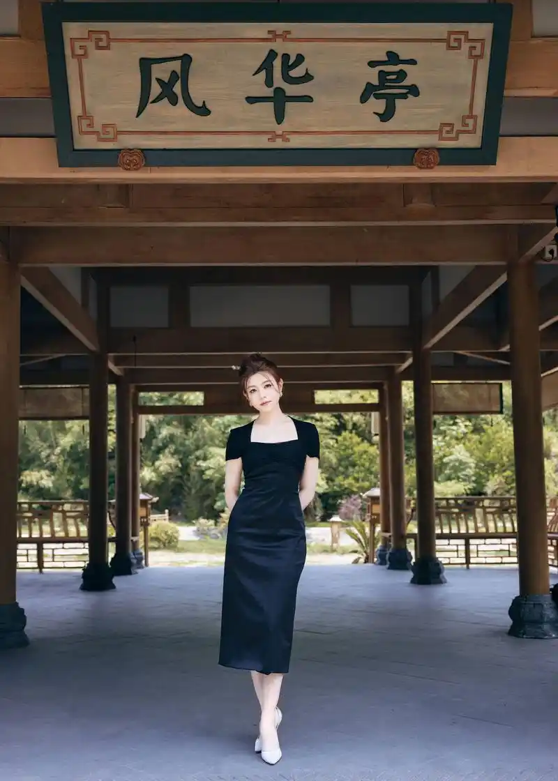 陈妍希黑色连衣裙优雅写真
