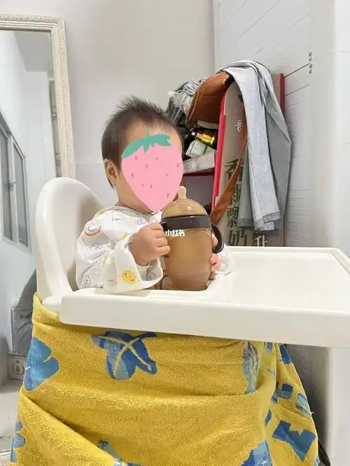 宝宝九个多月了,头发就长了这么点,现在夏天太热了,纠结要不要剃掉有