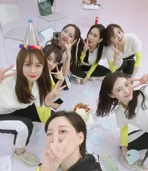 "憨憨"李斯丹妮关心则乱,拉票沈梦辰复活,意外泄密孟佳被淘汰_姐姐