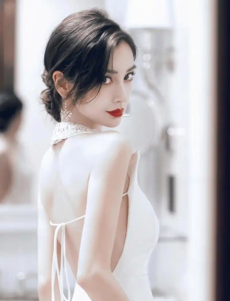 看杨颖穿白色晚礼服露美背,丰满妖娆,看她红唇可人,自信迷人!
