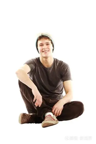 年轻人穿着时髦的款式盘腿坐