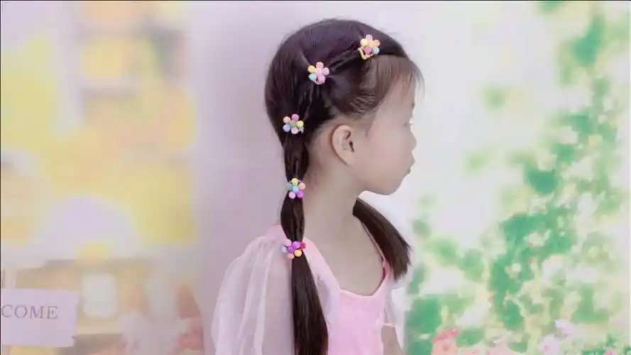 长发小女孩如何扎可爱双马尾辫?