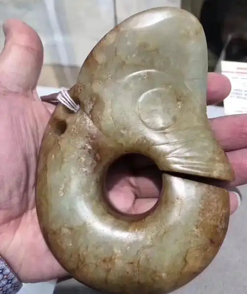 一件红山文化玉猪龙拍出1600万