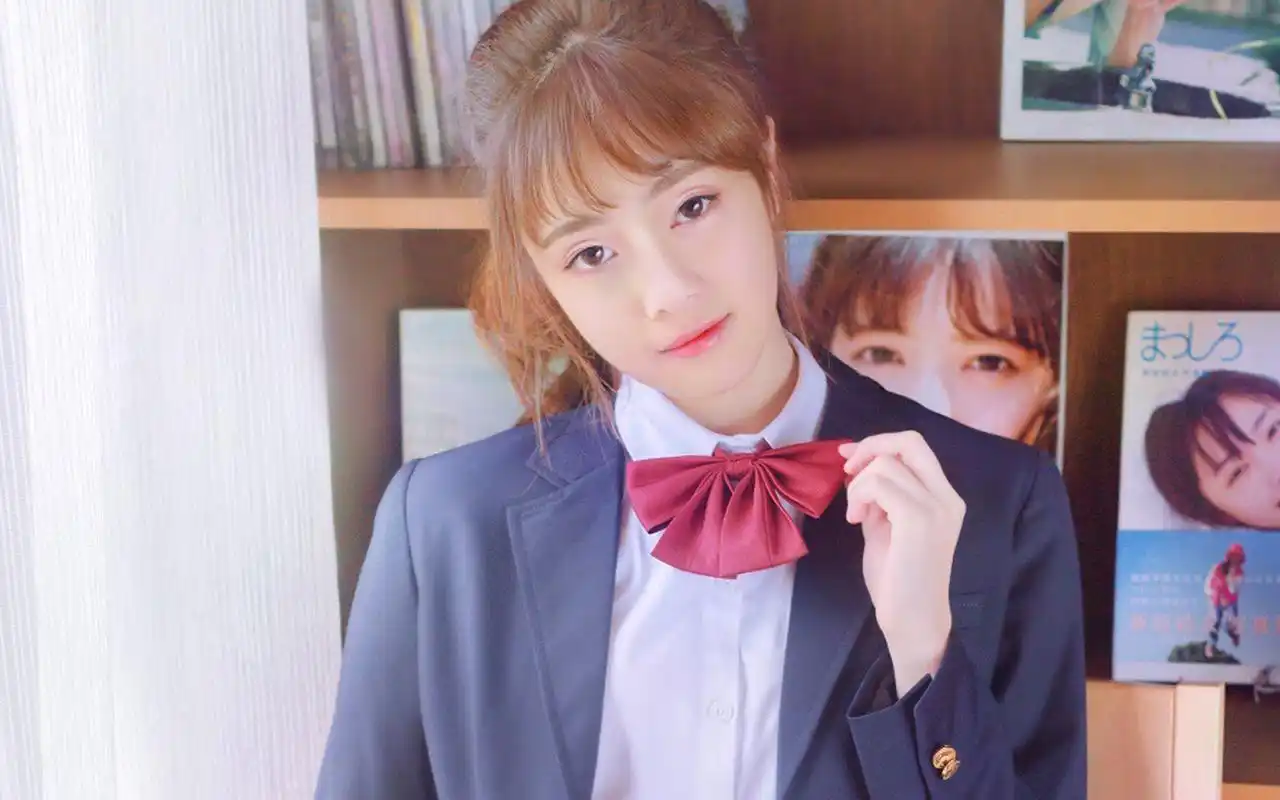 蓝色制服美女图片高清电脑壁纸