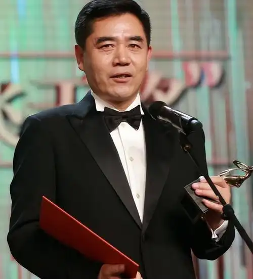 演员陈宝国:娶初恋赵奎娥,结婚41年宠妻如宝,今儿子成他"心病"