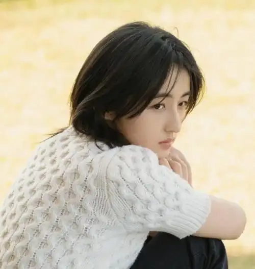 在张子枫的恋情被公之于众时,舆论的漩涡便席卷而来.