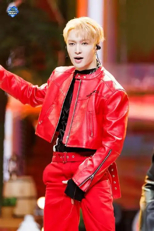 还有横版舞台照片9p另开贴指路张艺兴外网皇家翻译@张艺兴