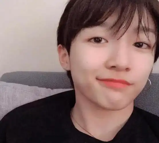 抖音女装大佬恢复男儿身剪了长发换上男装样子十分清秀