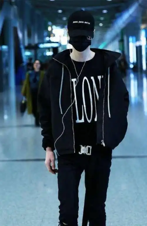 王一博的另类时尚嘻哈风帽子叠戴怼粉丝你们不懂时尚