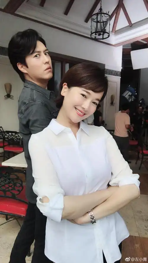 论一个演员的抢镜靳东美女身边走过二哈表情抢镜成功