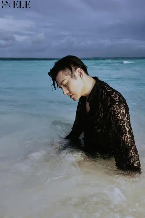 严屹宽蕾丝透视衬衫湿身大片25