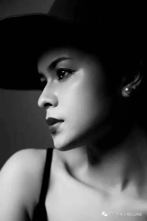 突出颜色美～虽然是黑白照片,但妆容也一定要突出五官的形状和浓度,把