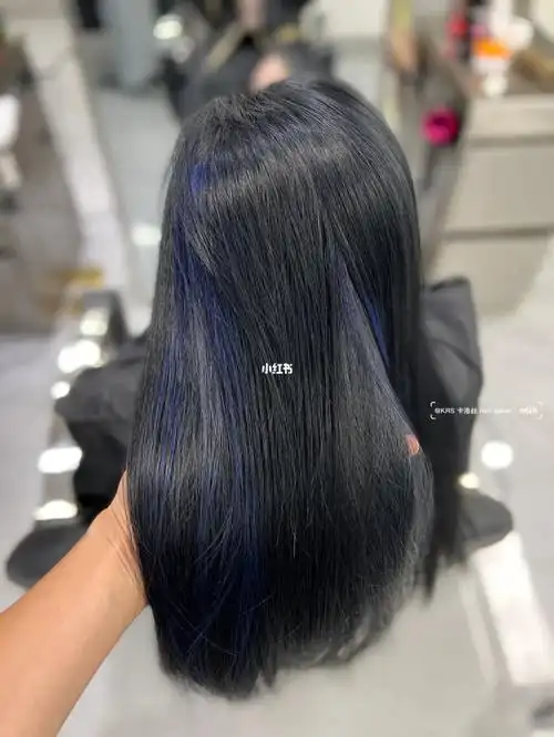如既往的好看染完发质看着更健康更有光泽掉出来的颜色也好看#蓝黑色