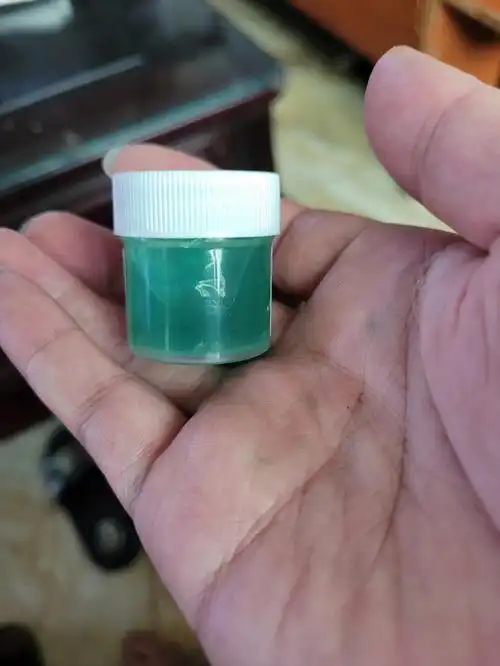 医生说正常现象,只要把水泡弄破,涂上5块钱一瓶的神药绿药膏,就不会痒