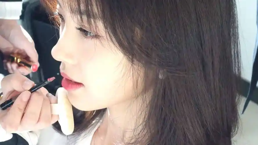 王冰冰基层记者到央视流量密码假网红真清流