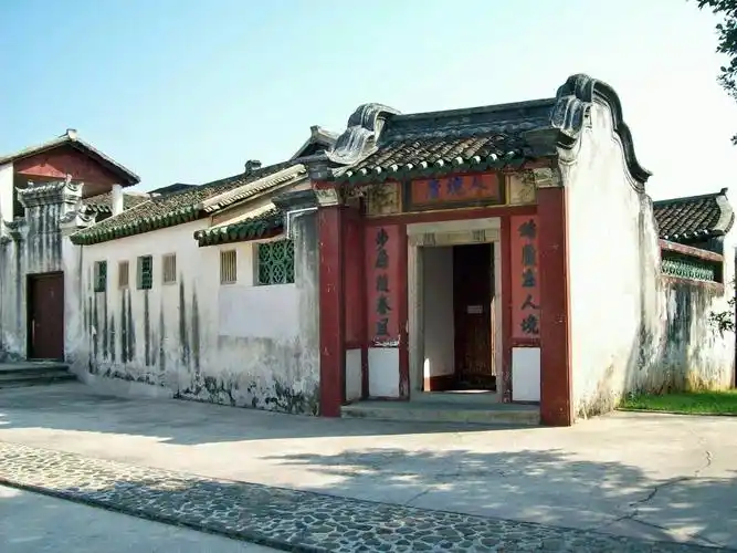 梅州有一座名人故居, 面积不大, 距今一百多年