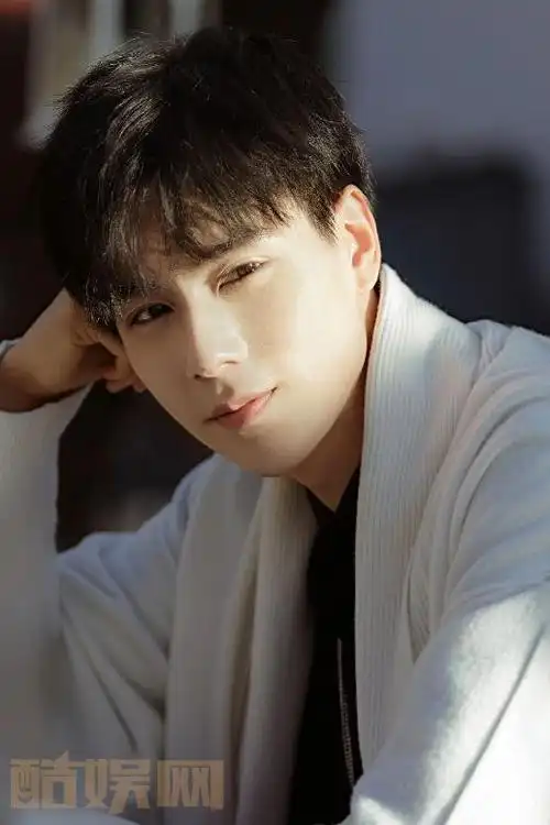 胡一天,中国内地明星,明星胡一天校园美少年写真