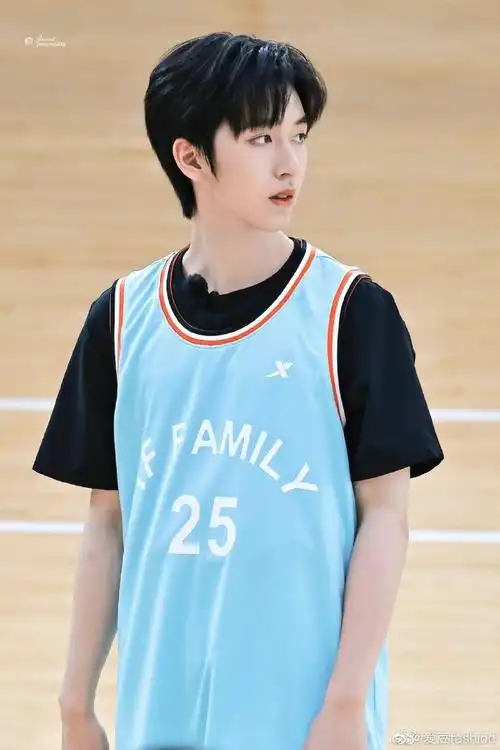 贺峻霖投篮姿势#贺峻霖打篮球投篮真的帅到我了,轻轻松松拿捏@时代