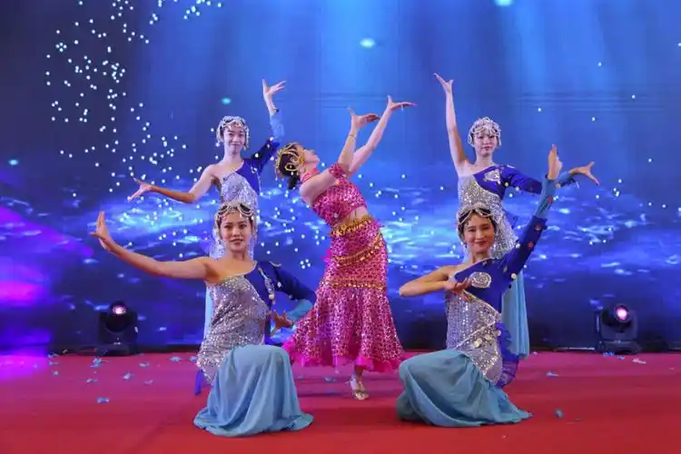 (赛孔雀渗透墨新品推荐会活动现场舞蹈表演)