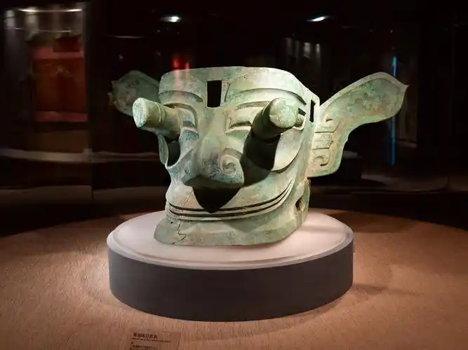 号称"千里眼,顺风耳"的青铜纵目面具.