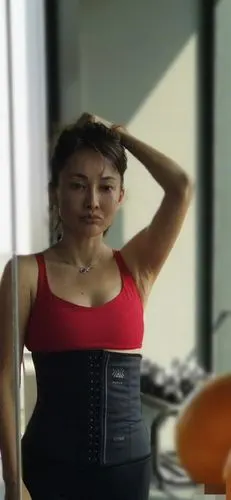 这是什么神仙身材!44岁牛莉晒健身成果大秀马甲线