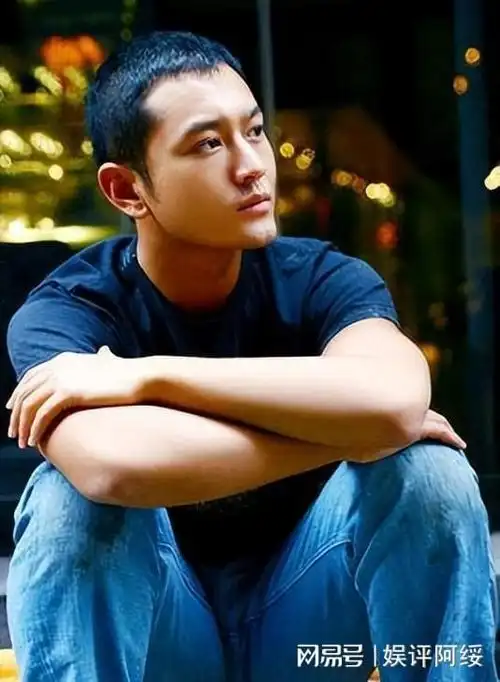 杨颖成弃子时装周与杨超越同座离开黄晓明咖位直线下滑