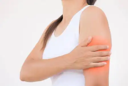 手臂疼痛和受伤的红色亮点.医疗保健和医学概念照片