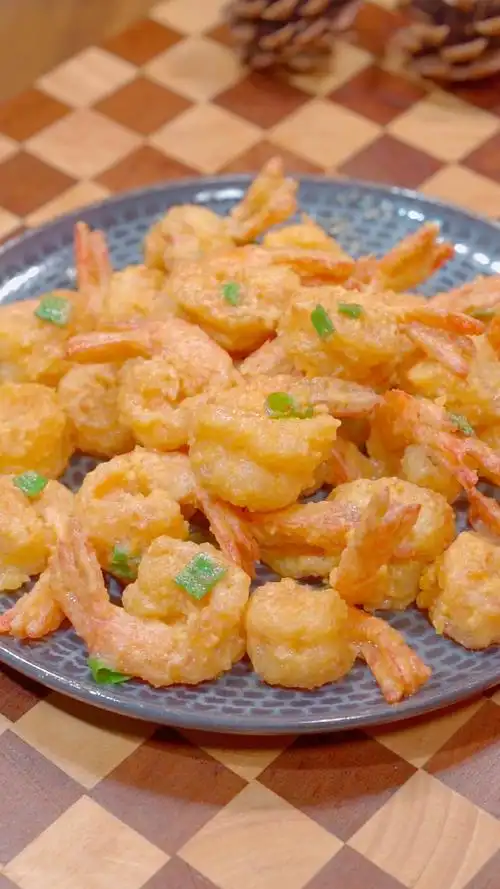 咸蛋黄焗虾仁咸香酥脆好吃到想舔盘子