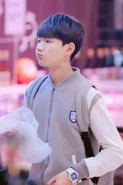 看王源的千奇百态,认真时很man,嘟嘴时呆萌,图5简直了!