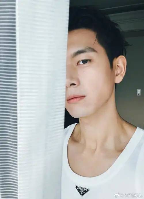 李现自拍卡点晒半边脸