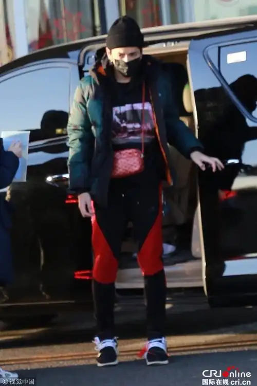 吴亦凡现身机场穿衣任性 斜挎红色小包包实力抢镜