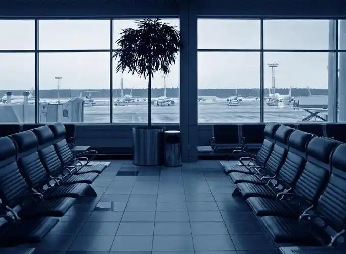空荡的有落地窗的机场候车室