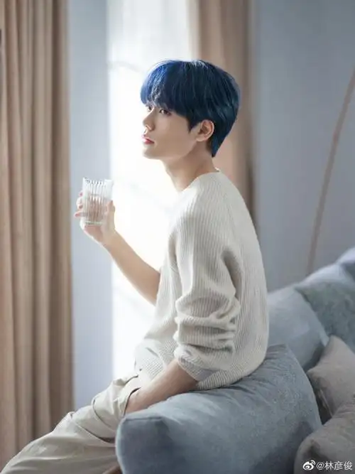 林彦俊制服是人间理想