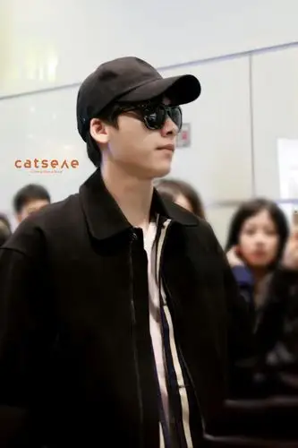 [李易峰][分享]170402 峰峰机场高清图补档 黑超帽子清清爽利落