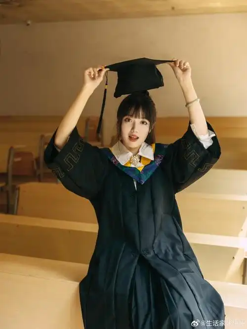 开启的是我有一万种可能的未来人生  穿着学士服再走在学校里  感慨