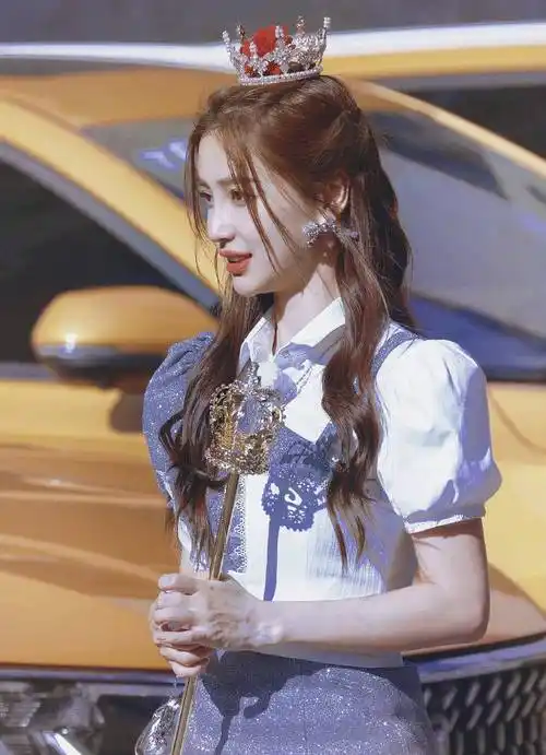 杨颖仙女感满满,浅粉色拖尾礼服裙太绝美了,优雅又有女人味_裙子_造型