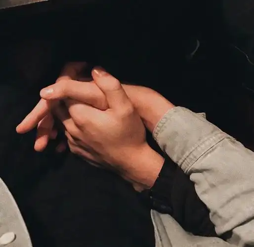 情侣牵手照只要手高清图手牵手微信背景图