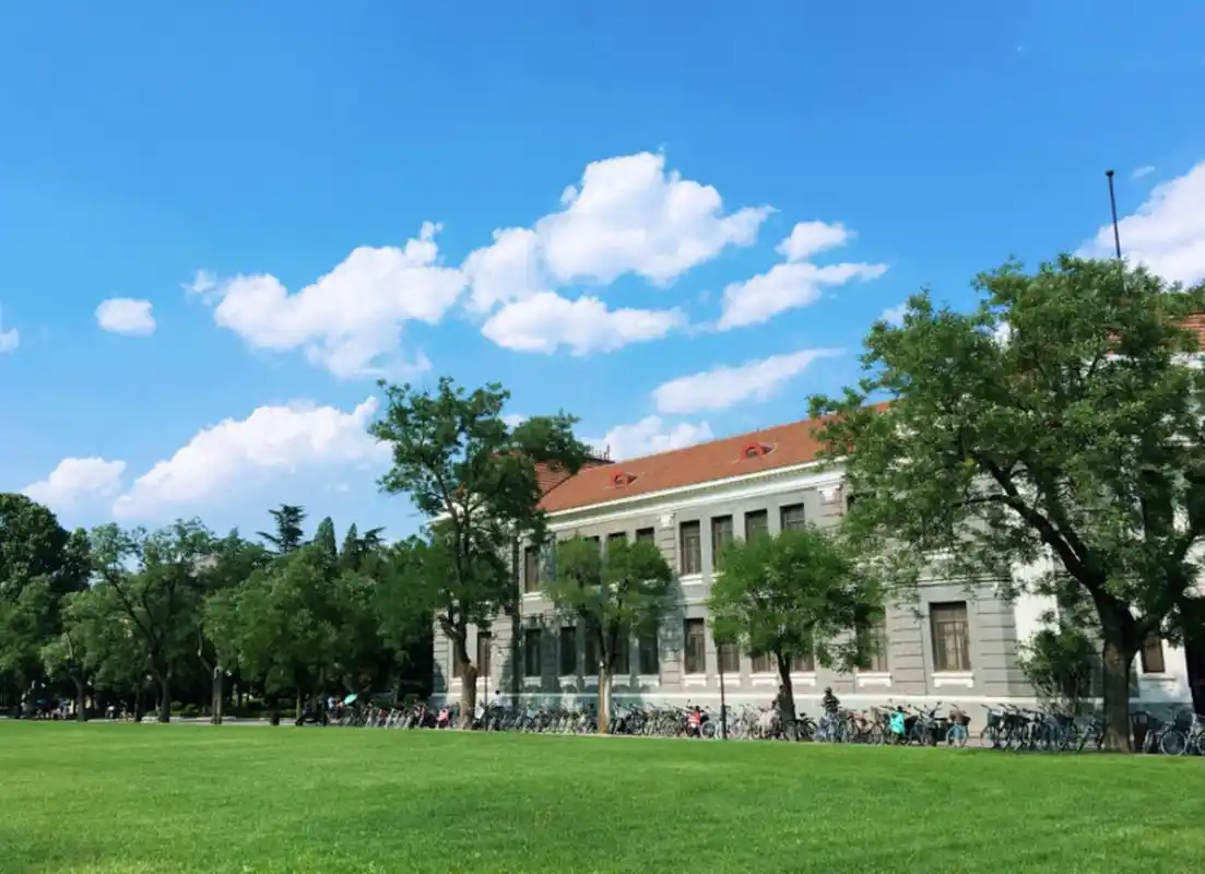 清华大学庆祝"金牌",评论区却质疑声遍地,杨倩不是真学霸?