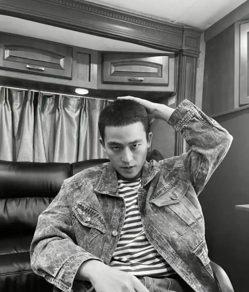 寸头的欧豪,痞帅痞帅的.