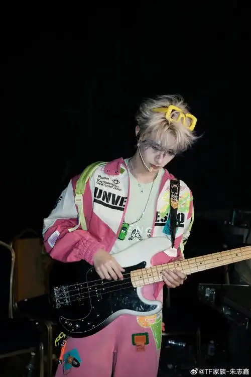 朱志鑫紫色挑染#朱志鑫这个发型怎么没上舞台啊