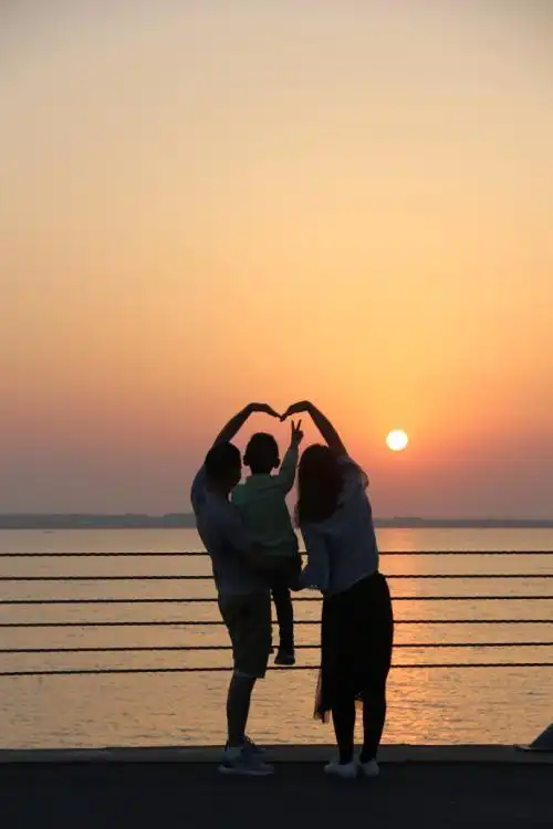 在说这些角色之前,首先想聊下书中哪个模糊了性别的旁白角色到底是谁