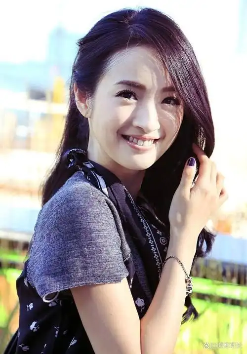 演员林依晨刚出道时以电视剧《十八岁的约定》走红,一路演出许多脍炙