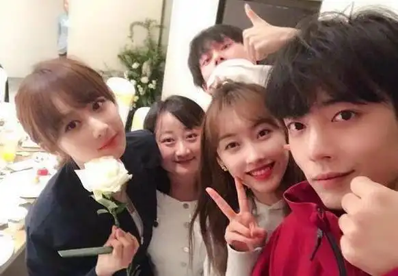 肖战过生日杨紫没表态李现过生日杨紫晒合影区别对待引争议